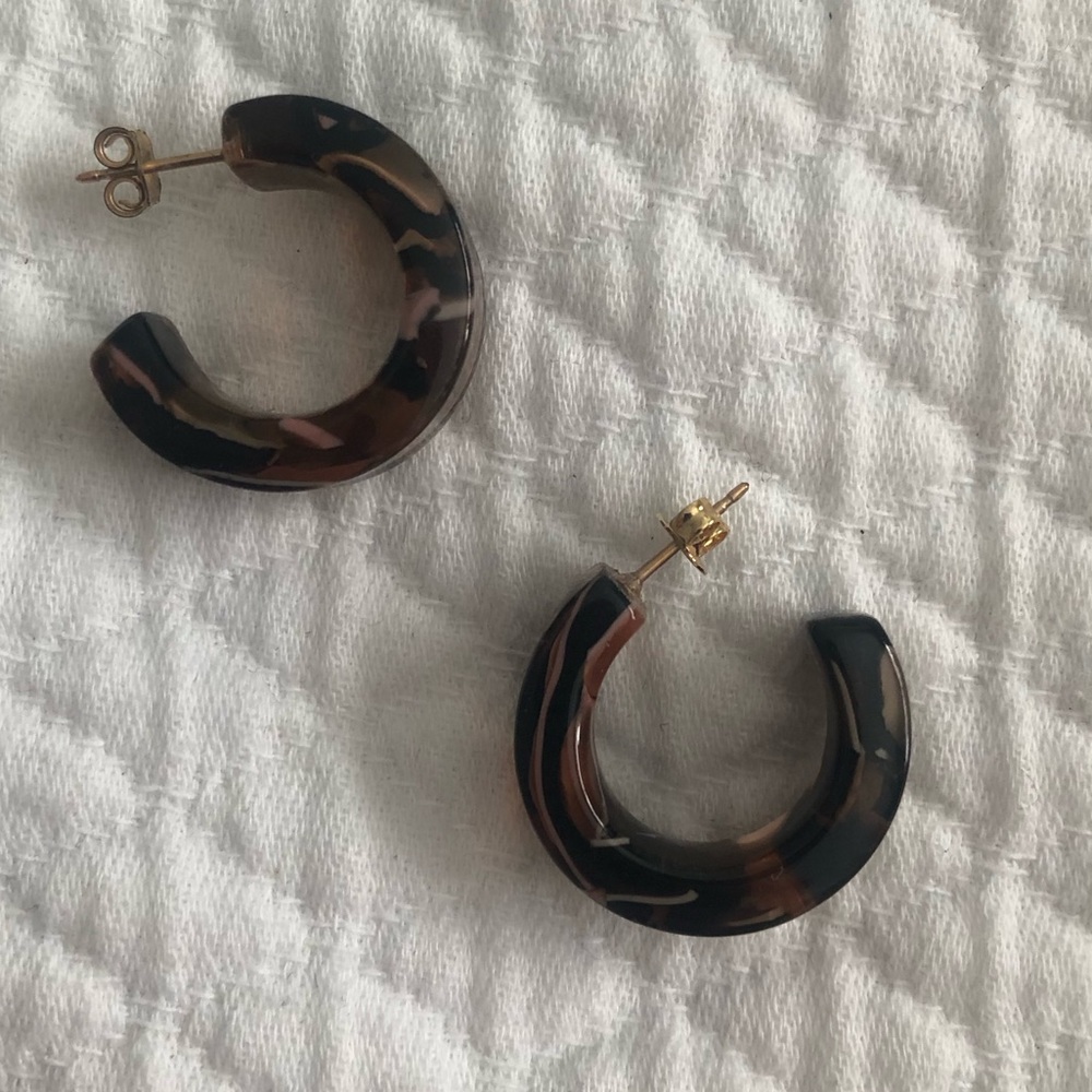 NWOT MACHETE tortoise lucite huggie hoop earrings - brown / blush - Picture 3 of 5